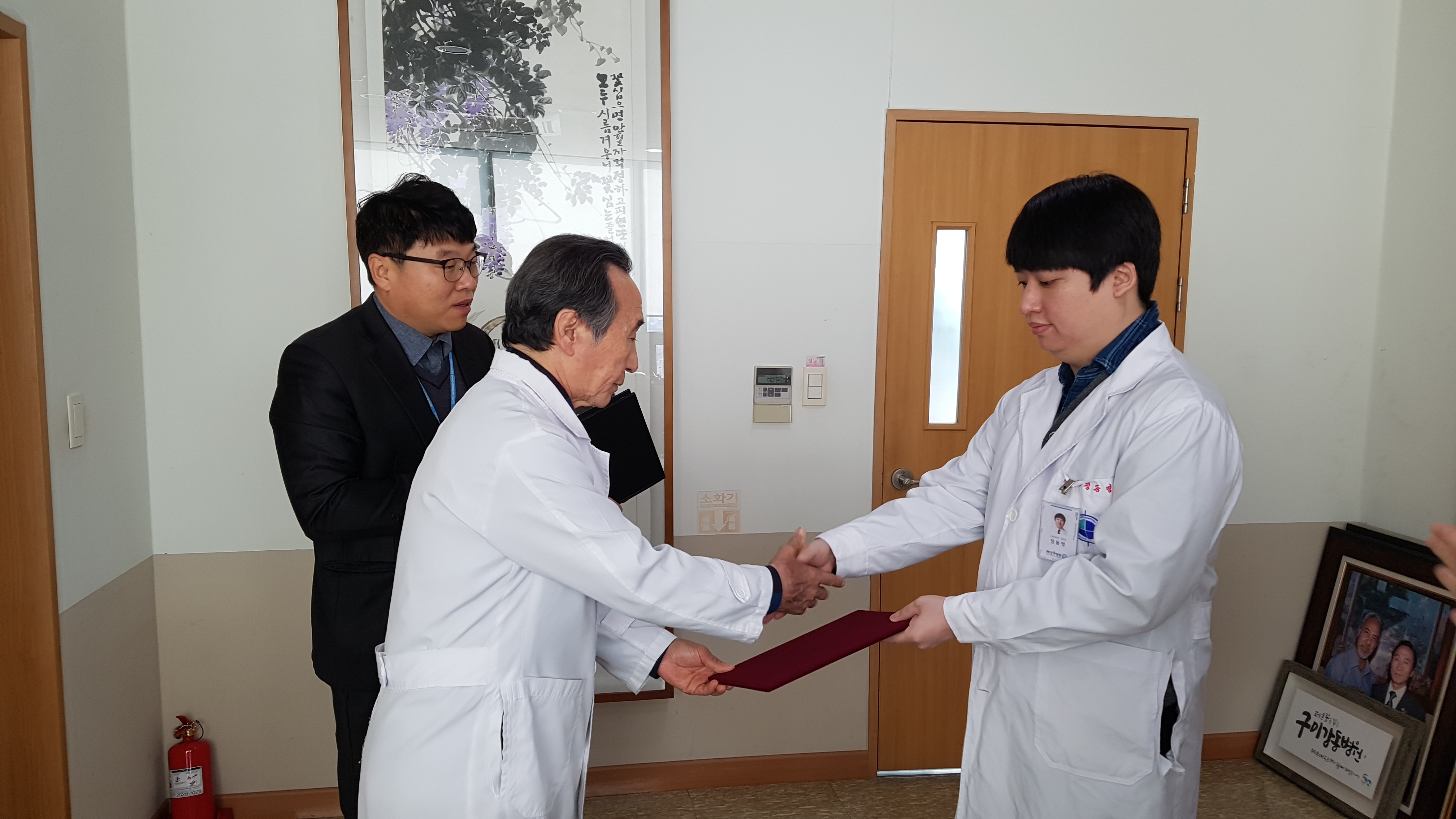 3월 2일자 신규 의료진 부임 임명장 수여 - 소화기내과 전문의 이정훈 과장, 가정의학과 전문의 정동명 과장 첨부 이미지