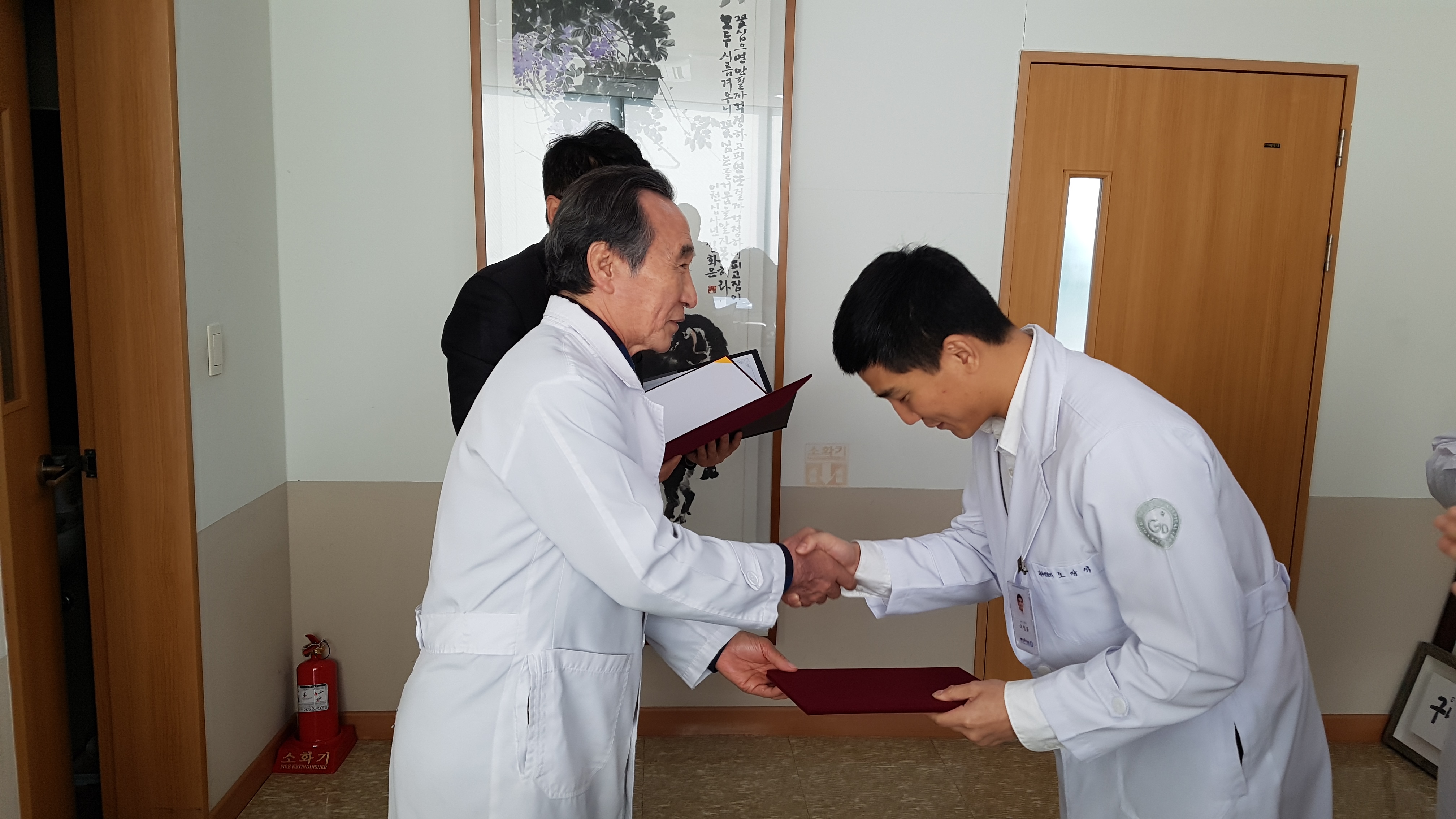 3월 2일자 신규 의료진 부임 임명장 수여 - 소화기내과 전문의 이정훈 과장, 가정의학과 전문의 정동명 과장 첨부 이미지