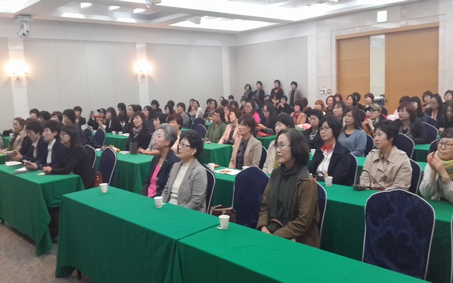 경청하는 교보생명 직원및 고객들