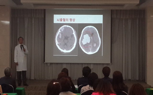 뇌출혈 MRI찍은 사진과 치료방법에 대해 설명하는 모습