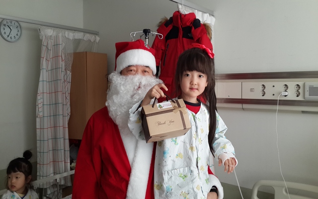 산타할아버지가 선물을 나누어 주어요